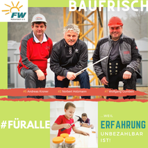 Drei Männer in Arbeitskleidung stehen vor einem Baukran, darunter ein Kind mit Malutensilien.