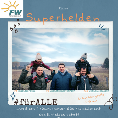 Gruppe von fünf Personen im Freien, die lächeln und begeistert posieren.